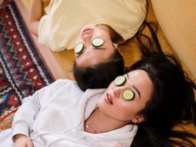 Zwei Frauen mit Gurken auf den Augen