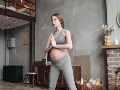 Schwangere Frau macht Beckenbodentraining