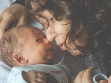 Baby und Mama im Wochenbett