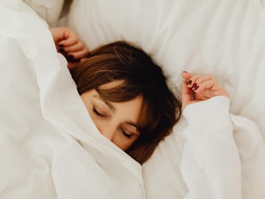 Frau schläft im Bett