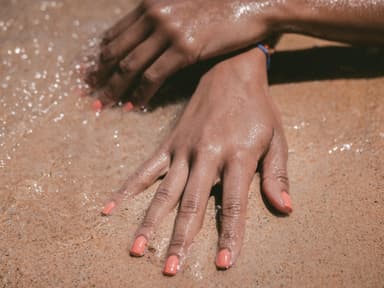 Nägel am Strand