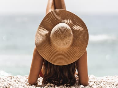 Frau am Strand mit Hut