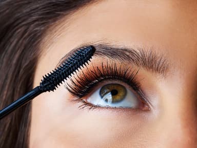 Frau mit langen Wimpern und Mascara