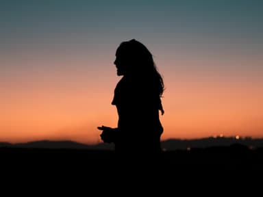 Frau Vor Sternenhimmel
