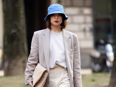 Outift mit beigem Blazer und Fischerhut