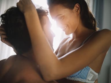 Frau und Mann im Bett