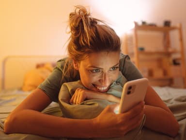 Frau schaut auf ihr Handy
