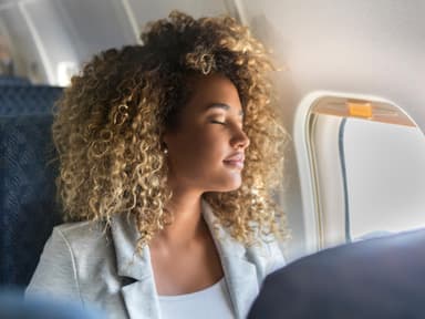 Frau im Flugzeug