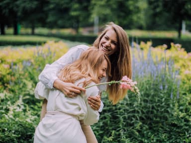 zwei Frauen umarmen sich