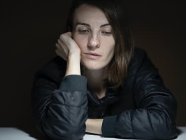 Frau guckt mit leerem Blick