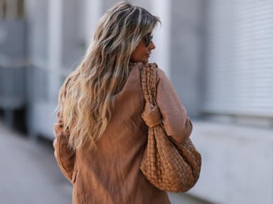 Frau mit braun blonden Haaren