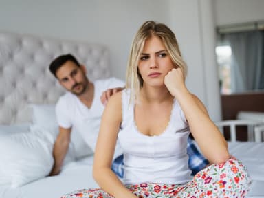 Wütende Frau im Bett