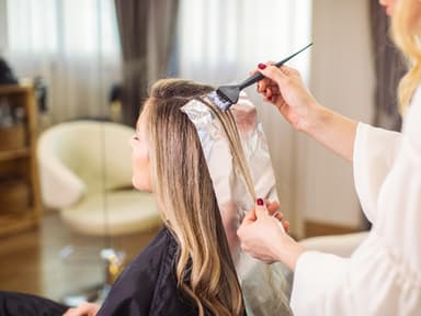 Frau beim Friseur 