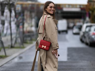 Frau trägt Trenchcoat