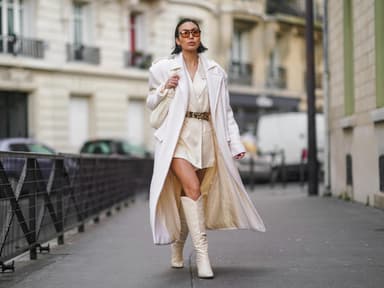 Frau trägt Trenchcoat