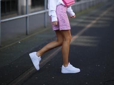 Frau trägt weiße Plateau-Sneaker