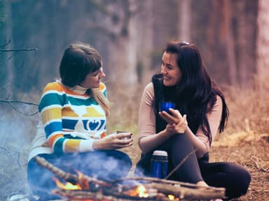 Frauen am Lagerfeuer