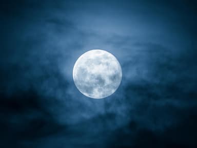 Mondphase Vollmond Der Vollmond steht am Himmel hinter Wolken