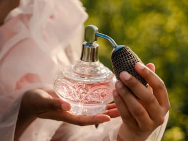 Frau mit Parfum Flakon