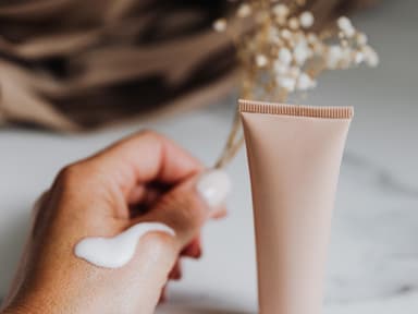 Eine Bodylotion-Verpackung steht auf dem Tisch