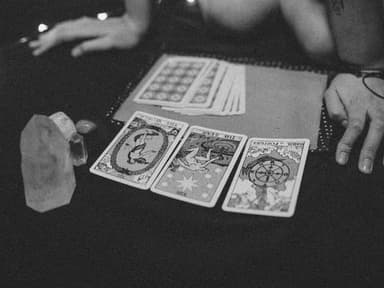 Tarotkarten Legung in schwarz weiß