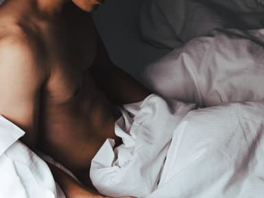 Mann im Bett
