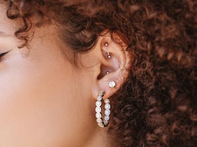 Frau mit Shen Men Piercing am Ohr