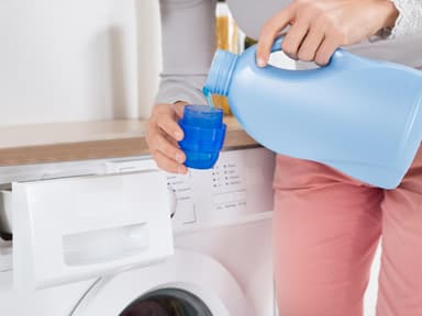 Waschmittel wird in Waschmaschine gegeben