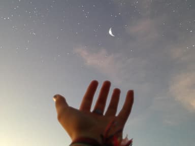 Wochenhoroskop Hand greift nach Sternen