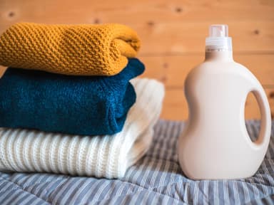 Drei Wollpullover mit Waschmittel Wolle waschen Tipps und Tricks