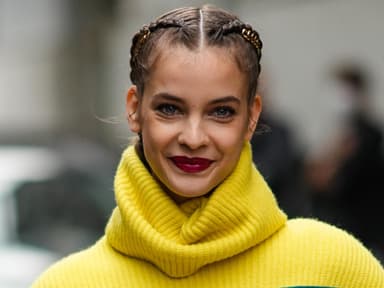 Junge Frau mit Lippenstift 