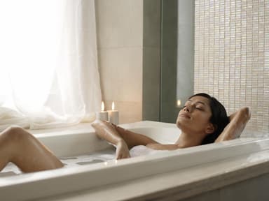 Frau in Badewanne