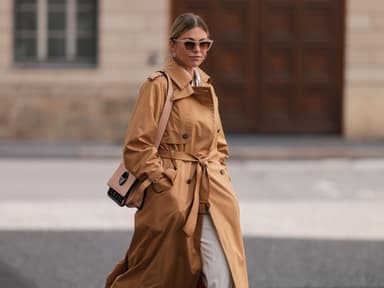 Frau mit Trenchcoat