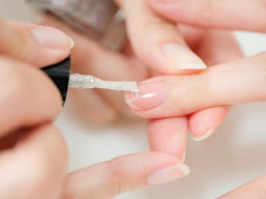 Nagelhärter wird aufgetragen