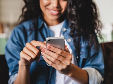 Frau mit Smartphone in der Hand