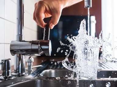 Wasser aus Wasserhahn
