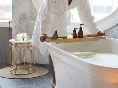 junge Frau im Badezimmer