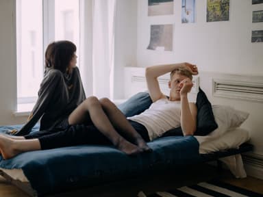 Mann und Frau im Bett