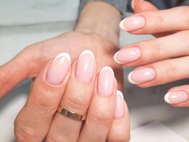 Finger mit French Maniküre