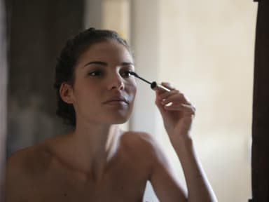 Frau trägt Mascara auf