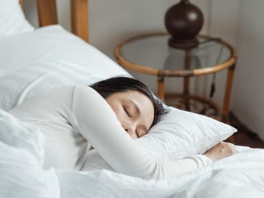 Frau im warmen Bett