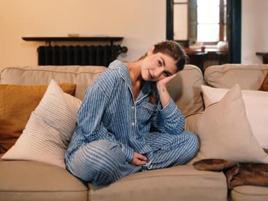 Frau im Pyjama