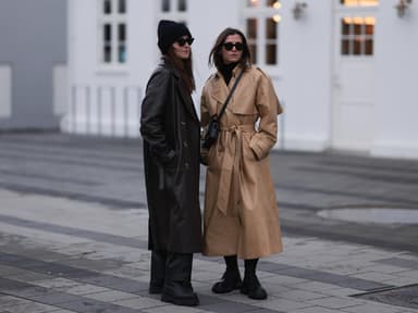 Zwei Frauen mit Mantel