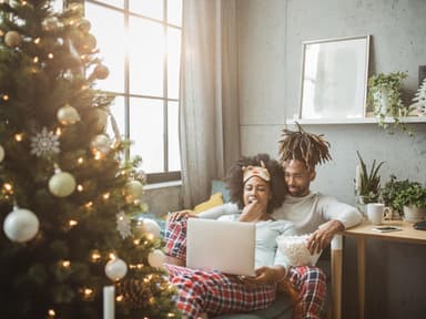 Pärchen schaut Weihnachtsfilme