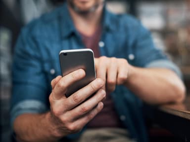 Mann tippt auf Handy