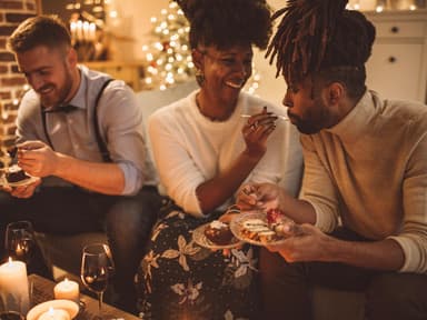Pärchen isst Fingerfood an Weihnachten