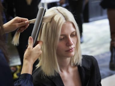 Frau mit blonden Bob