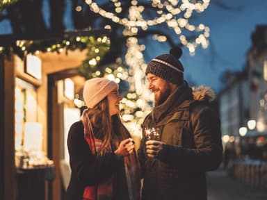 Mann und Frau auf dem Weihnachtsmarkt