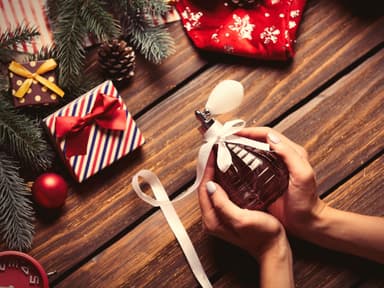 Parfum mit weihnachtlichem Schmuck