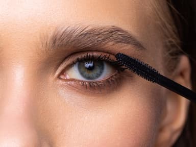 So wird die Mascara nie wieder bröckelig